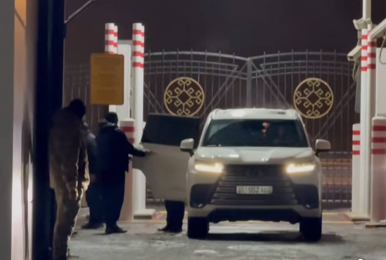 Камчыбек Ташиев сразу сел в автомобиль и уехал, задать ему вопросы журналистам не удалось