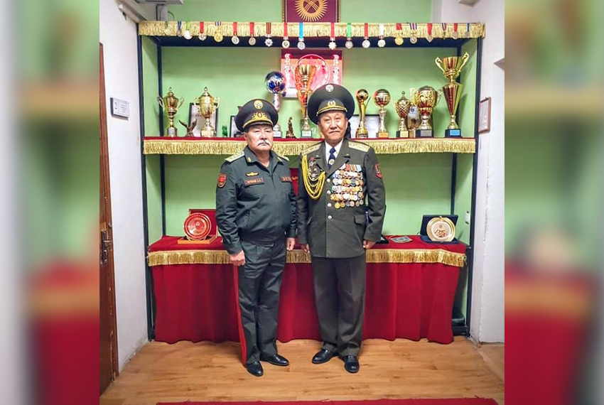 Абдыганы Маманов (справа) и генерал-полковник Абдыгул Чотбаев