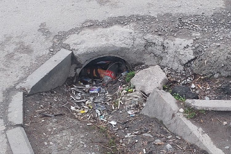 Мусор из арыков с водой вновь попадает на тротуары