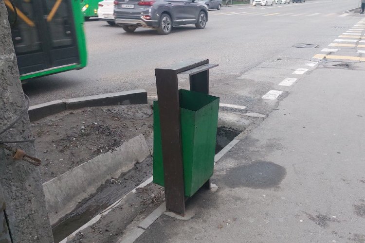 Урны на перекрестках встречаются довольно редко