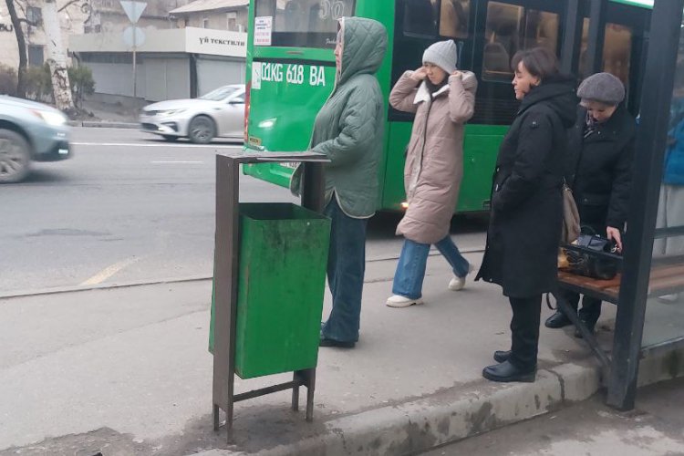 На большинстве остановок осталась только одна урна