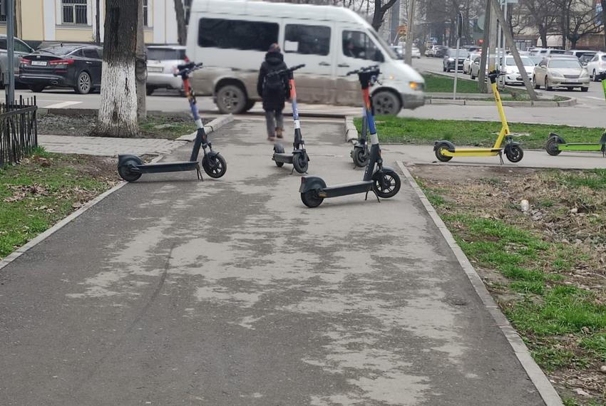 Брошенные на тротуаре элекросамокаты