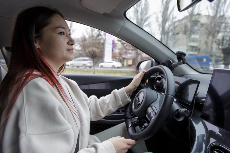 Руфина Гумерова за рулем такси с 2021 года