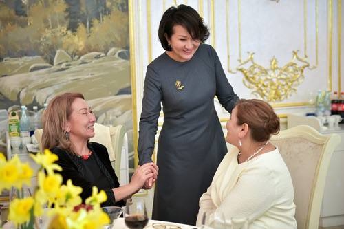 Первая леди Айгуль Жапарова устроила прием в честь 8 Марта