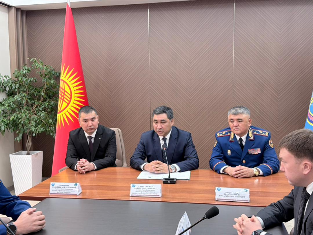 Нового главу МЧС Канатбека Чыныбаева представили личному составу ведомства