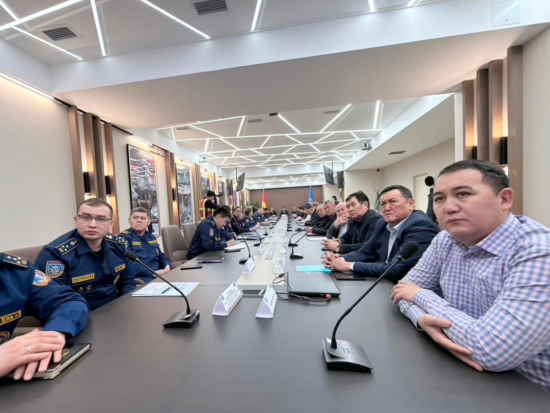Нового главу МЧС Канатбека Чыныбаева представили личному составу ведомства