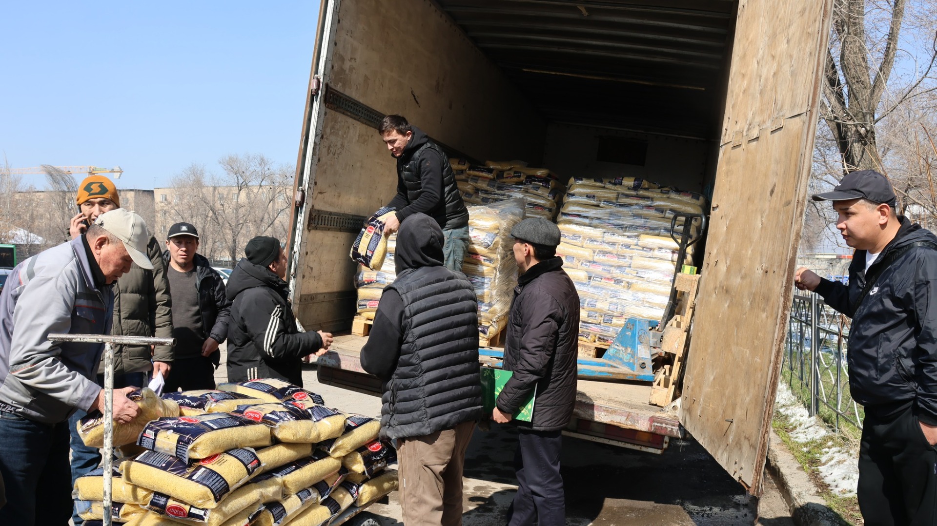 500 малообеспеченных семей получили продуктовую помощь