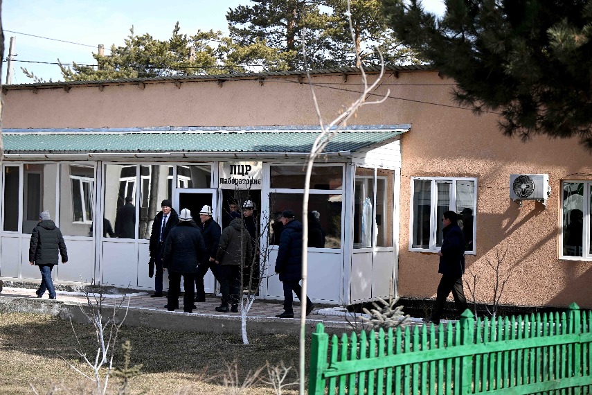 Адылбек Касымалиев посетил медицинские учреждения в Караколе