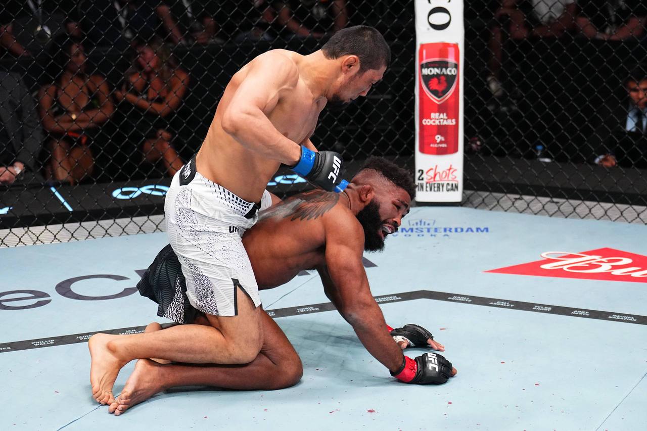 Мыктыбек Оролбай (16-2) победил в своем очередном поединке в UFC Криса Кертиса