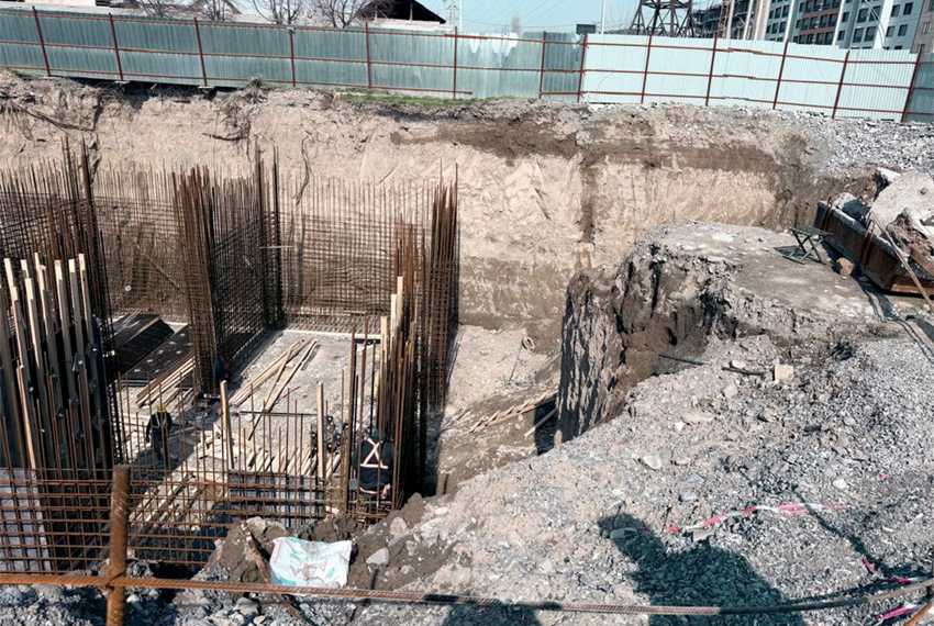 В Манасе приостановлено строительство 14-этажного жилого комплекса