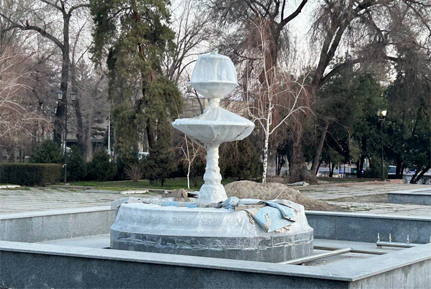 В Бишкеке завершают реконструкцию фонтанов в Театральном сквере