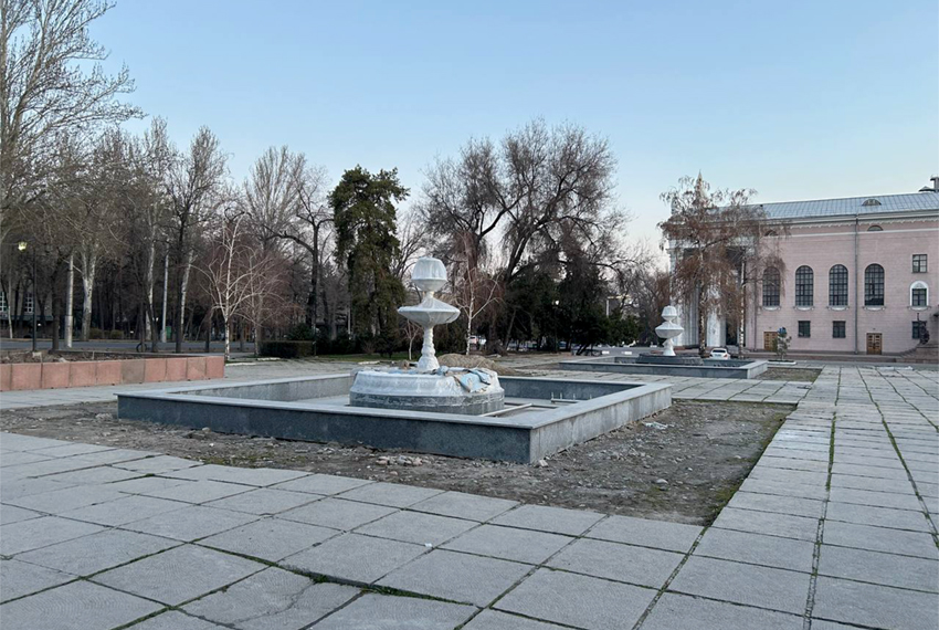 В Бишкеке завершают реконструкцию фонтанов в Театральном сквере