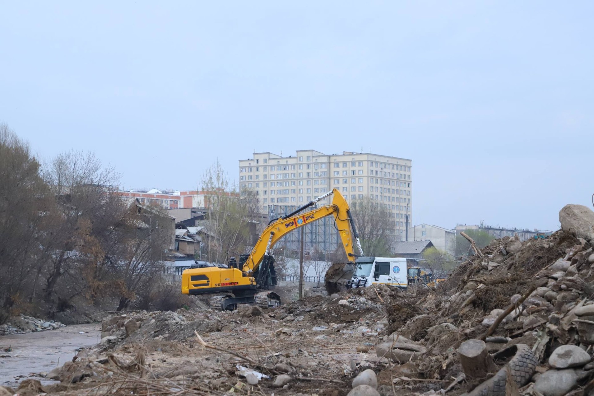 В Оше продолжается масштабная очистка реки Ак-Бууры