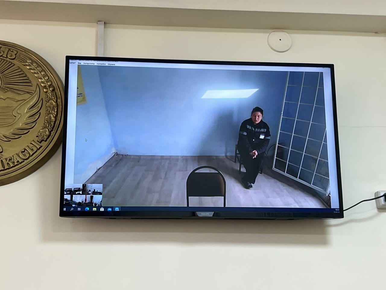 Закрытое заседание по делу Махабат Тажибек кызы в Ленинском районном суде Бишкека. Журналистка участвует в процессе онлайн по видеосвязи