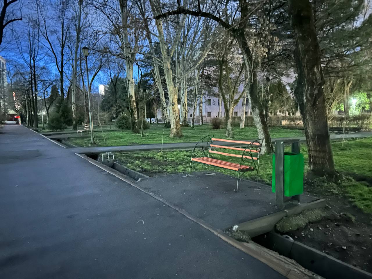 Вместо старых тазиков появились новые урны