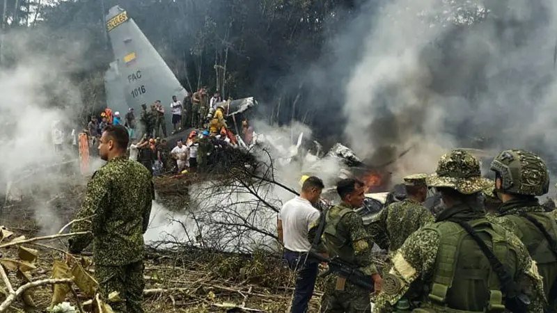 В Колумбии разбился военно-транспортный самолет с солдатами на борту