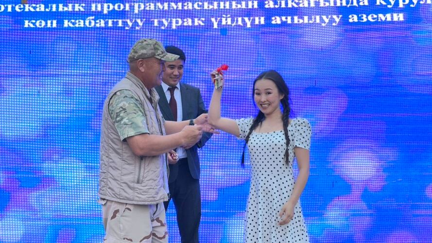 Экс-мэр Женишбек Токторбаев вручает ключи от квартиры выпускнице театрального училища имени Щепкина