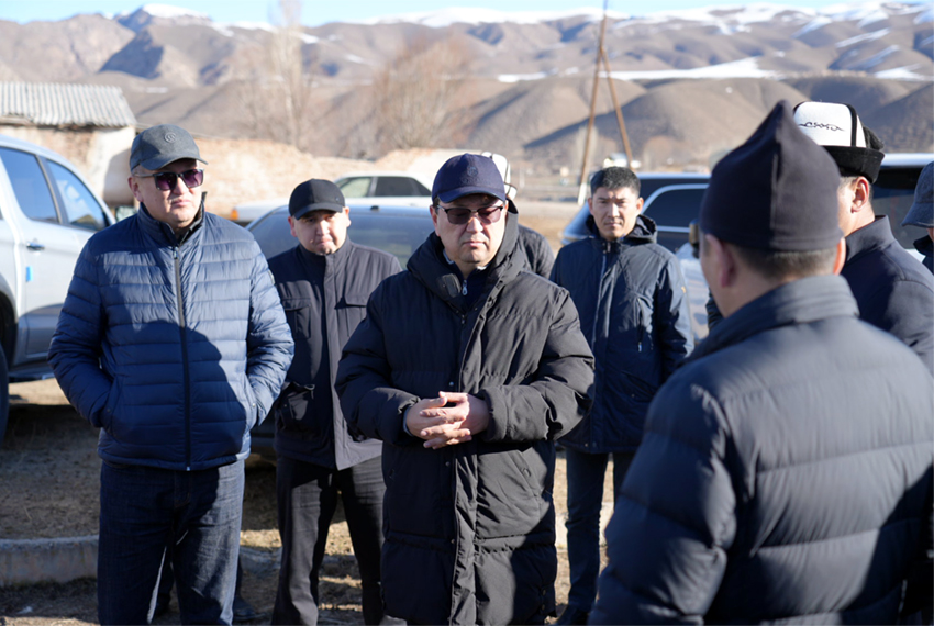Эрлист Акунбеков посетил животноводческие хозяйства в селе Эмгекчил Нарынской области