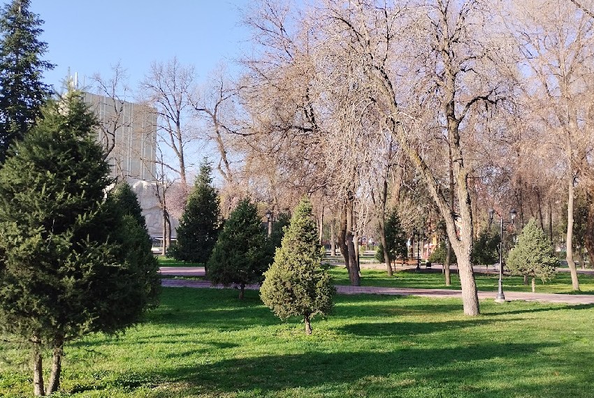 Бишкек, сквер имени Таттыбубу Турсунбаевой