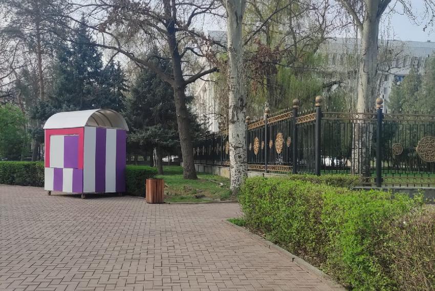 Ларьки у памятника Ивану Панфилову