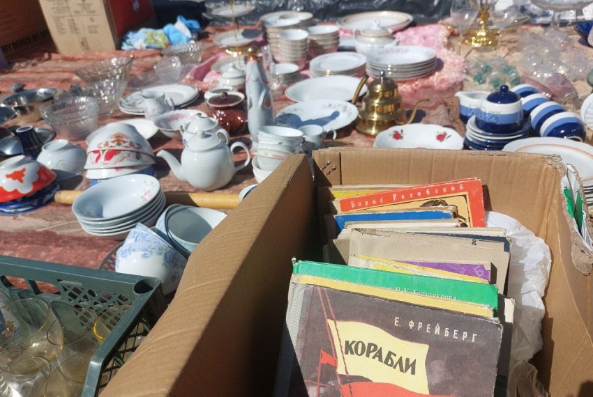 Книги тоже пользуются спросом