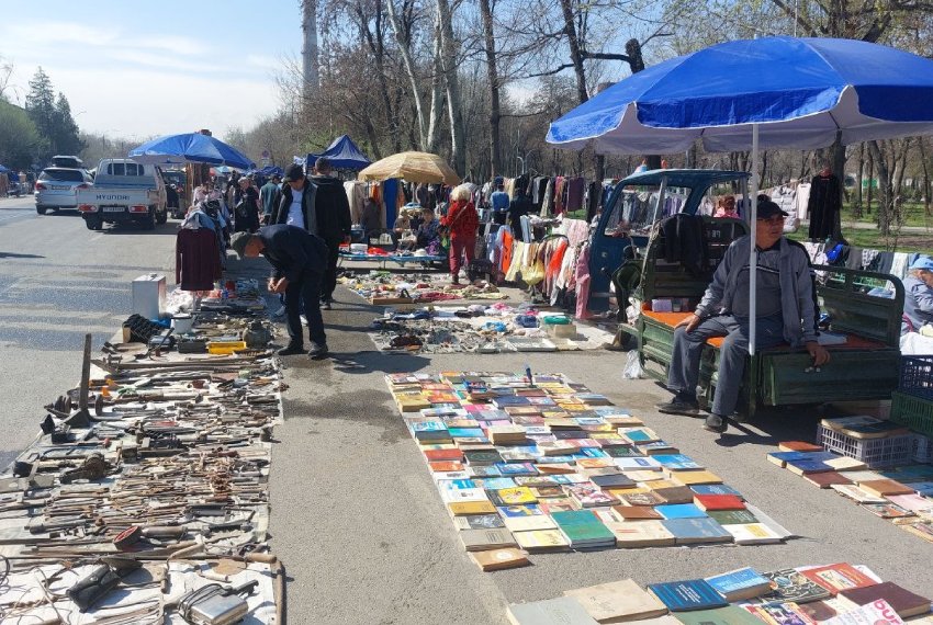 Здесь можно купить даже книги
