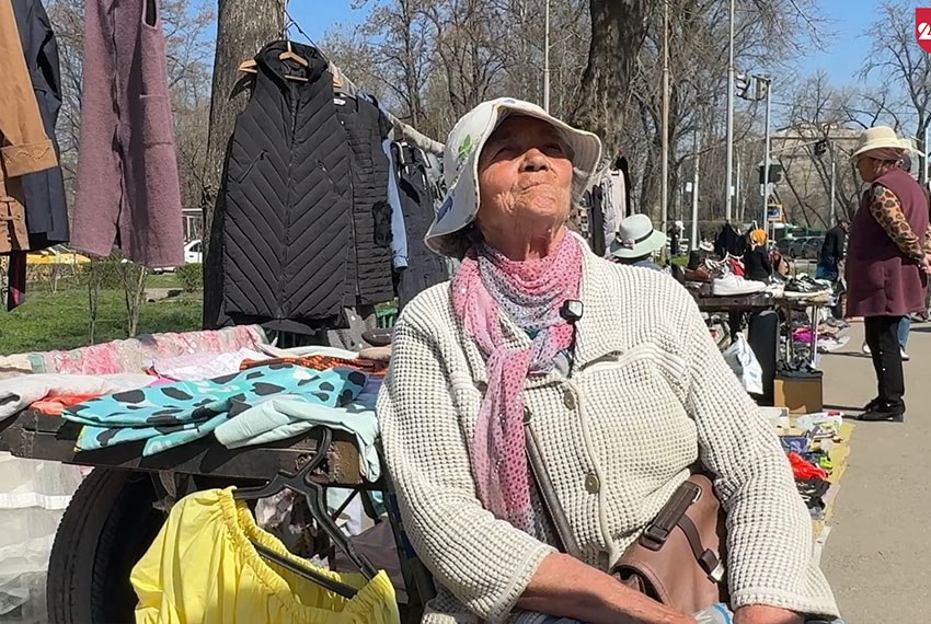 Пенсионеры приходят сюда не только продать, но и поговорить