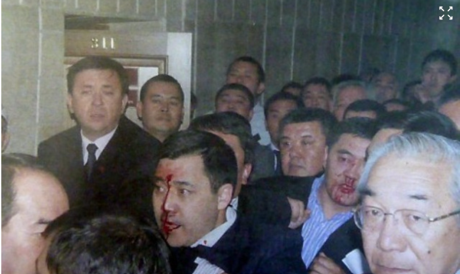 Кадры с драки Алтынбека Сулайманова и Камчыбека Ташиева, 2011 год