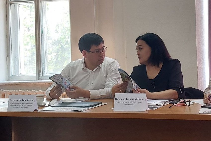 Талантбек Толобеков (слева) обсуждает с главным редактором детского журнала «Байчечекей» новые перспективы
