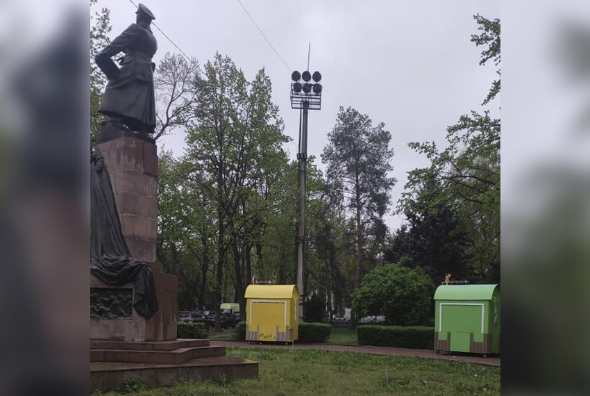 Ларьки просто покрасили в другие цвета и вернули на место