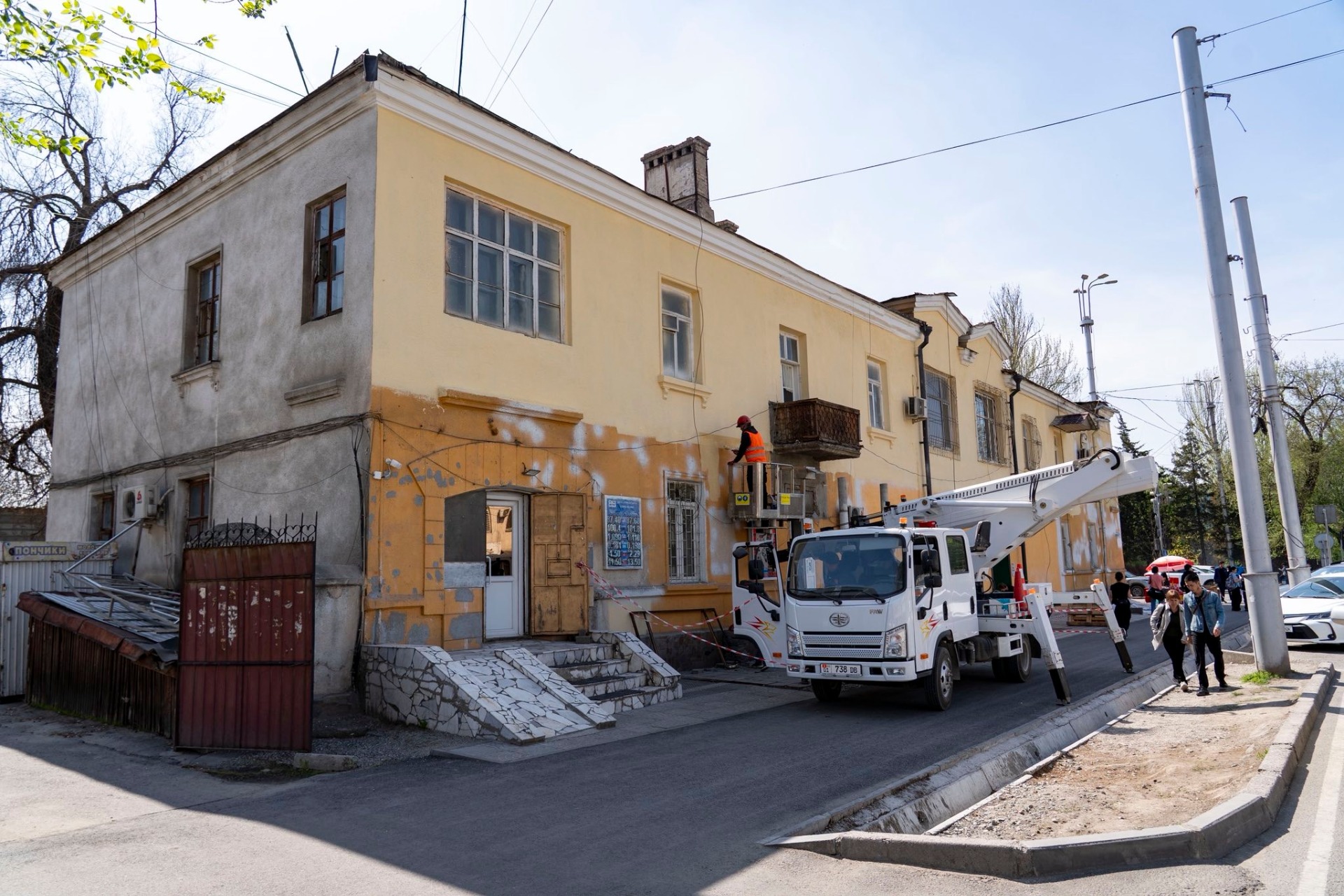 В Бишкеке усилили работы по приведению города к единому дизайн-коду