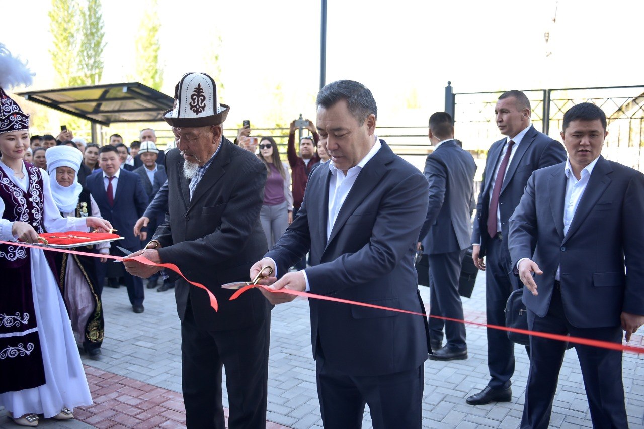 Госуслуги, кино и спортзал: в Кара-Кульдже открыли центр