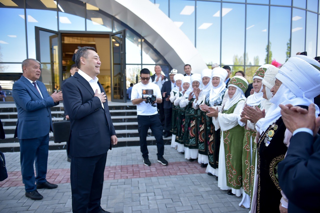Госуслуги, кино и спортзал: в Кара-Кульдже открыли центр