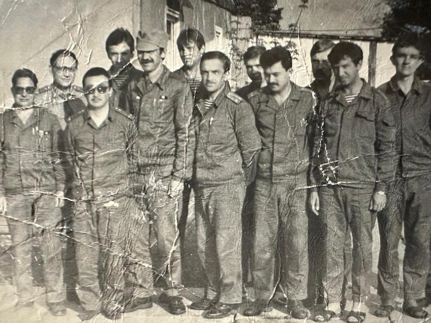 Кубатбек Кожоналиев (третий слева) в Чернобыле, 1987 год