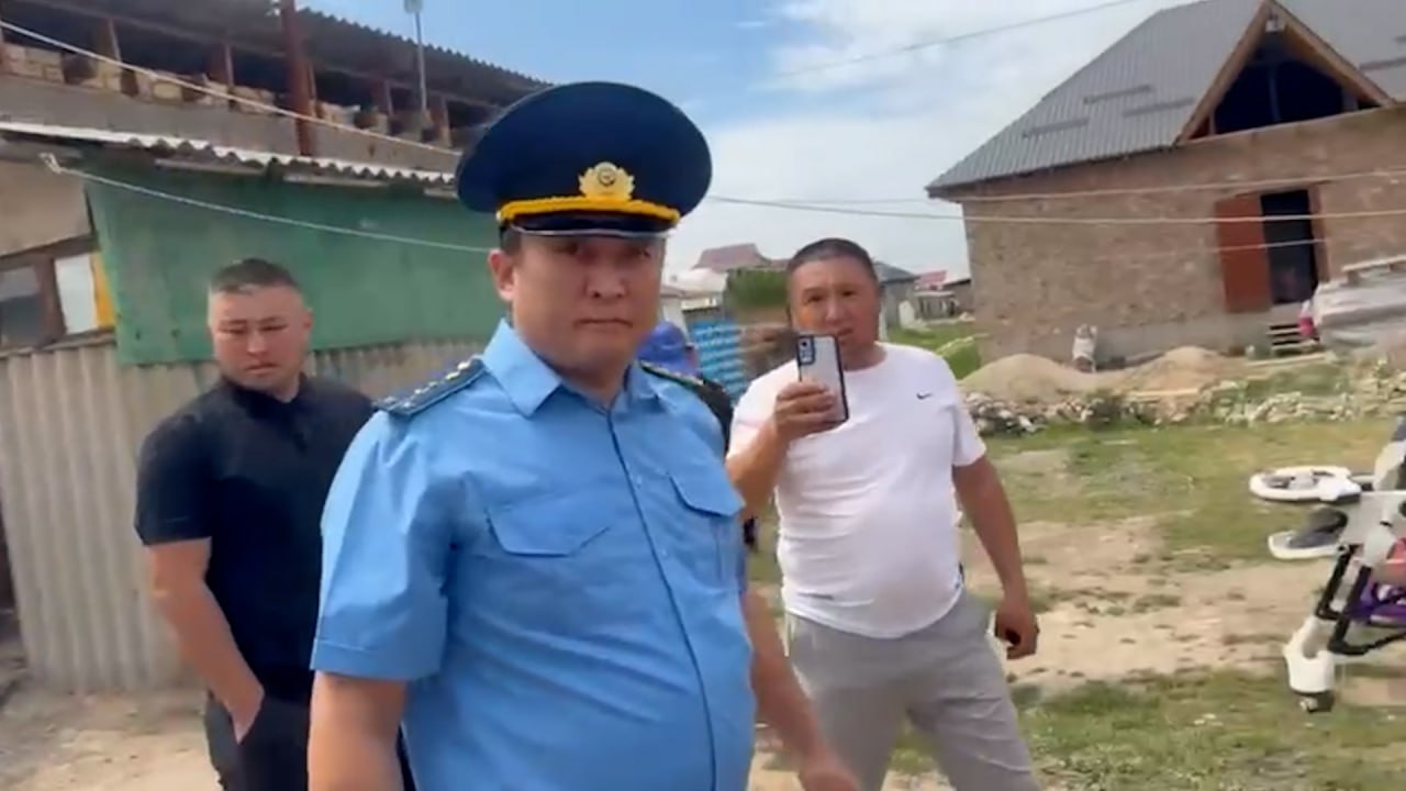 Житель Бишкека попытался покончить с собой во время сноса дома в Бишкеке
