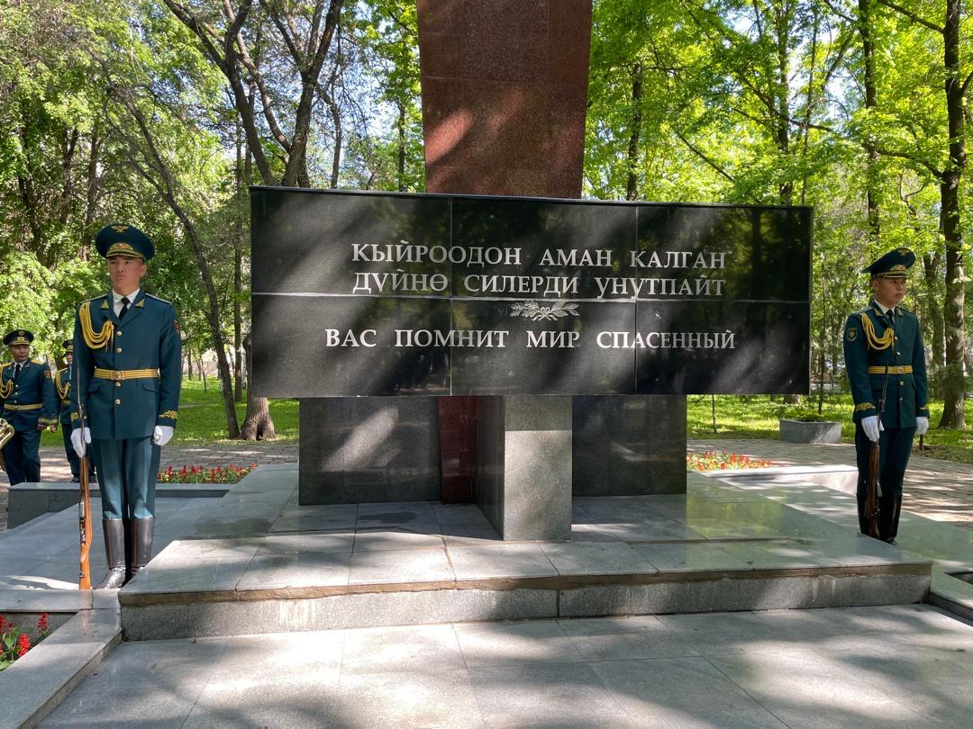 Памятник чернобыльцам в Бишкеке