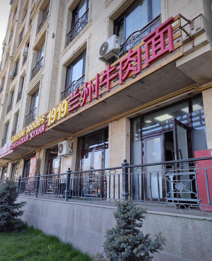 Рейд по демонтажу рекламных вывесок, не соответствующих требованиям законодательства провели в Бишкеке