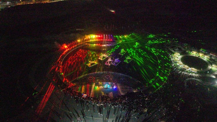 Завершением праздника стало эффектное вечернее шоу света и музыки: Music Lighting Show, выступления DJ и яркий салют, озаривший центр Бишкека