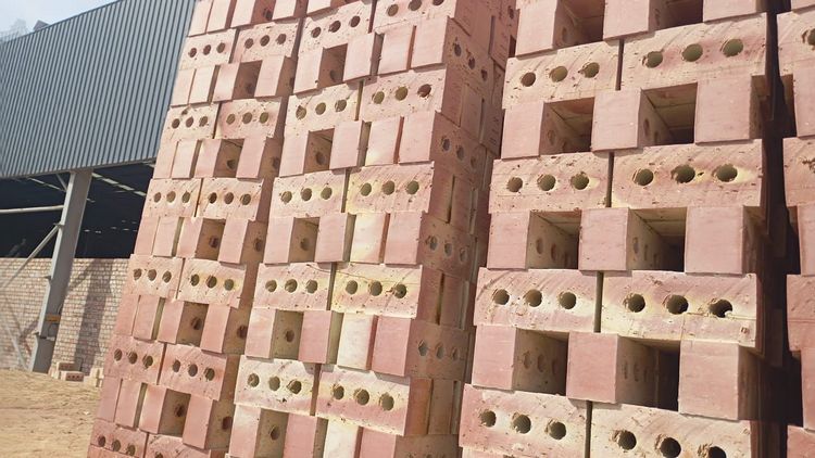 Кирпич выбирают за прочность, долговечность и привычную технологию кладки