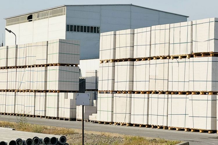 Газоблок востребован там, где нужны скорость строительства, легкий вес и хорошая теплоизоляция