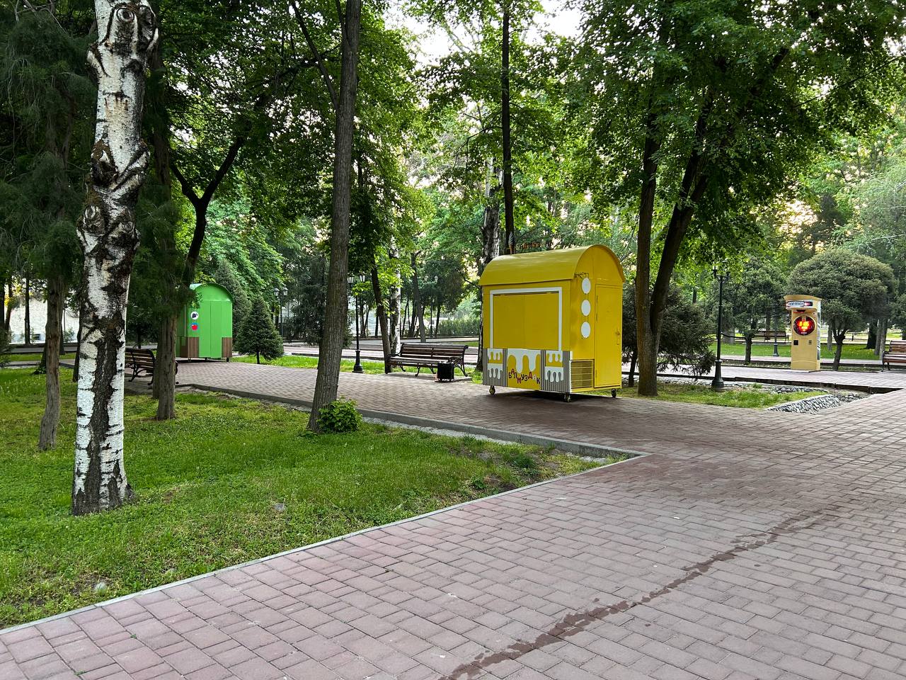Комки натыканы в каждом сквере