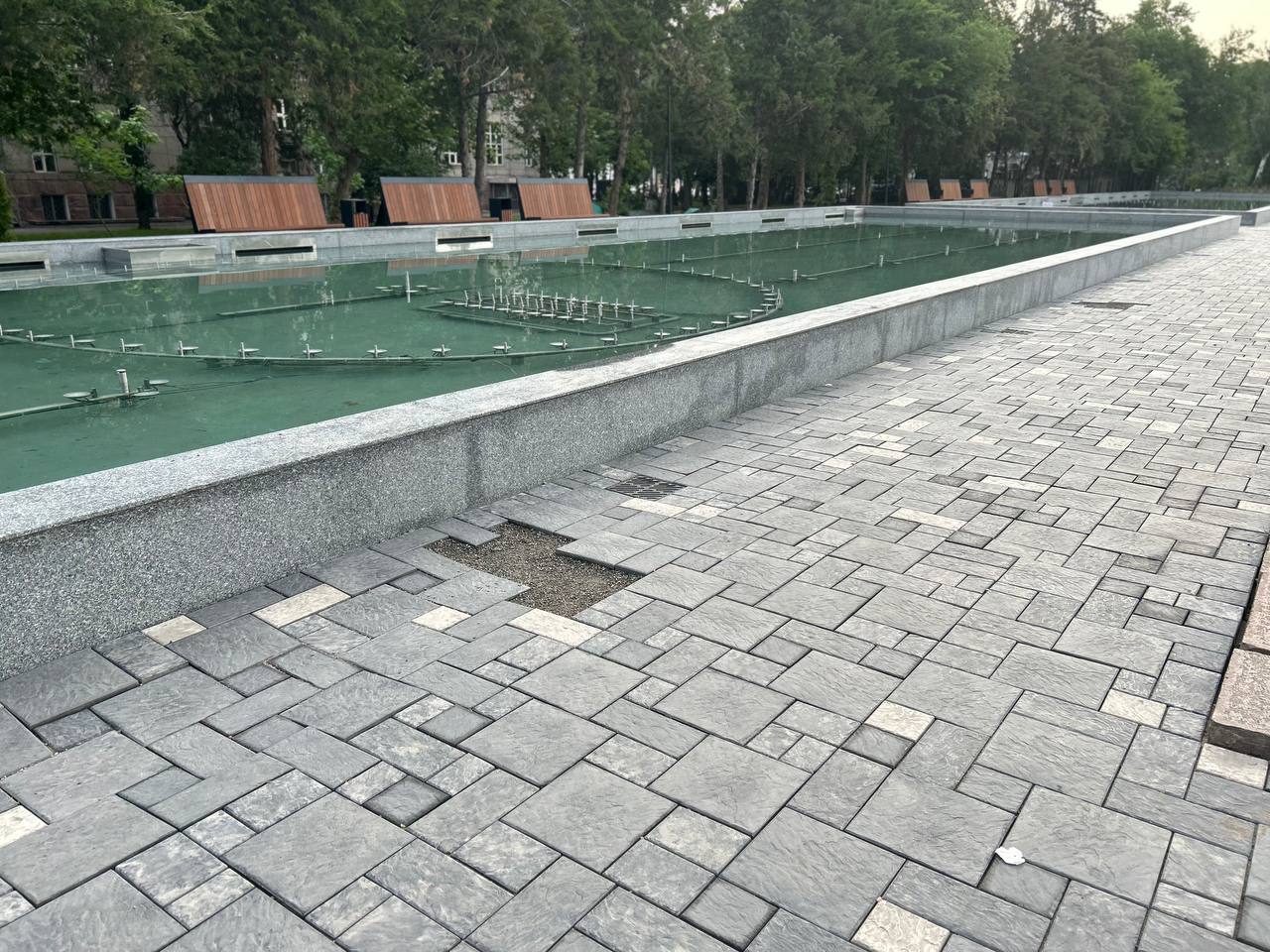 Фонтан на Театральной аллее открыли всего неделю назад, а брусчатка уже разрушается
