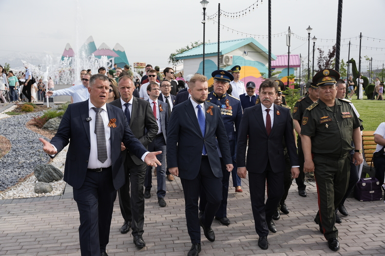 Праздник посетили министр обороны Кыргызской Республики генерал-майор Руслан Мукамбетов, вице-спикер Госдумы РФ Борис Чернышов и российской посол в Кыргызстане Сергей Вакунов