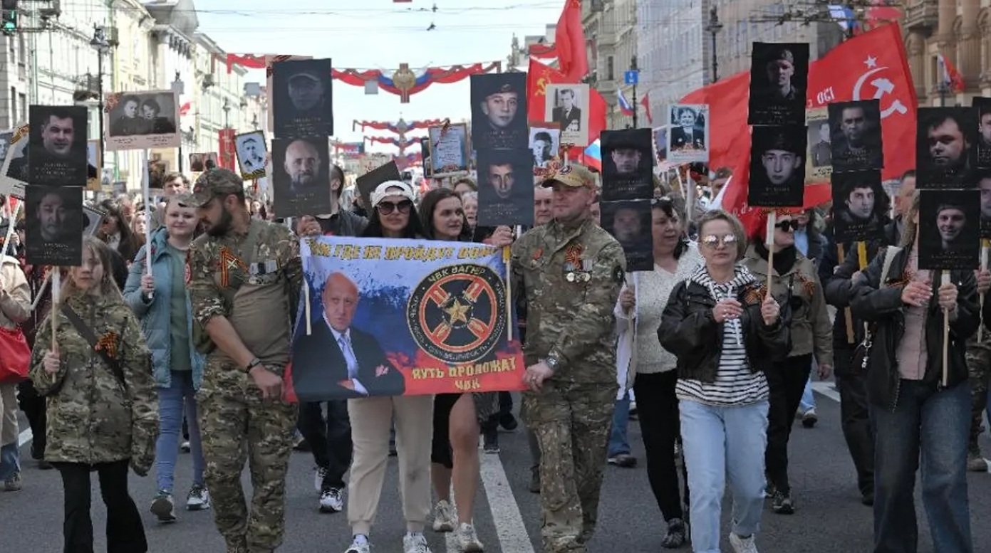 Участники «Бессмертного полка», бойцы ЧВК Вагнера, несут портрет погибшего Евгения Пригожина