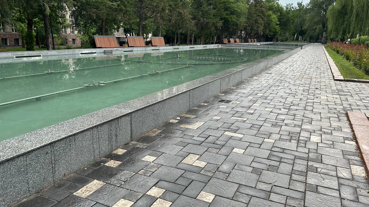 В Бишкеке на Театральной аллее коммунальщики оперативно восстановили брусчатку