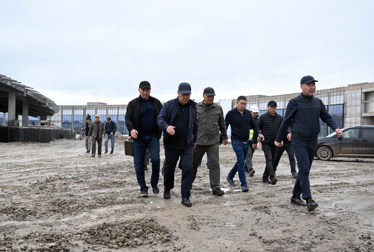 Садыр Жапаров ознакомился с ходом строительства нового Ошского рынка