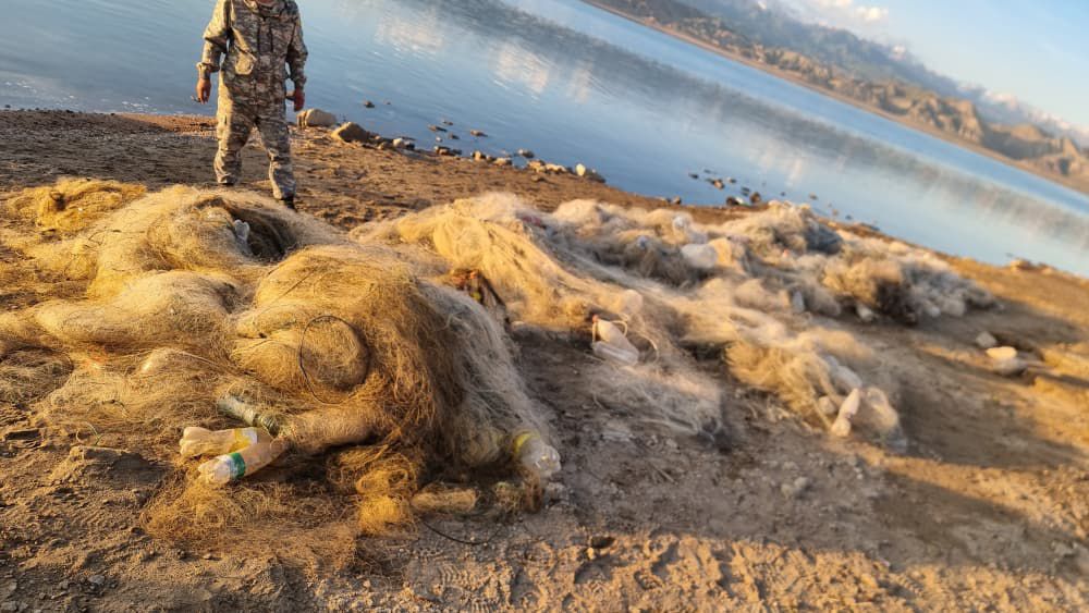 Тысячи метров сетей и сотни килограммов мусора извлекли из водоемов КР в мае