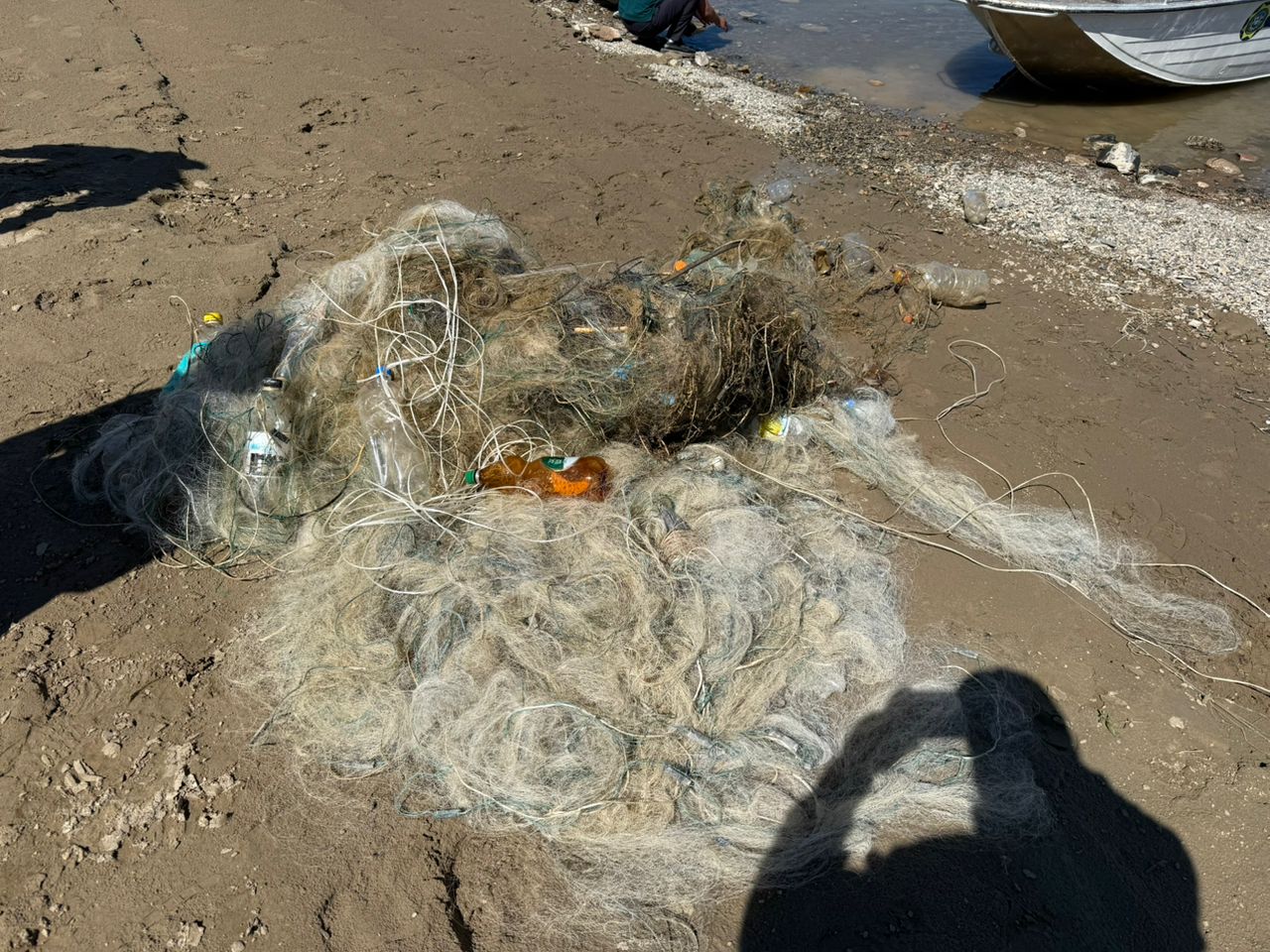 Тысячи метров сетей и сотни килограммов мусора извлекли из водоемов КР в мае