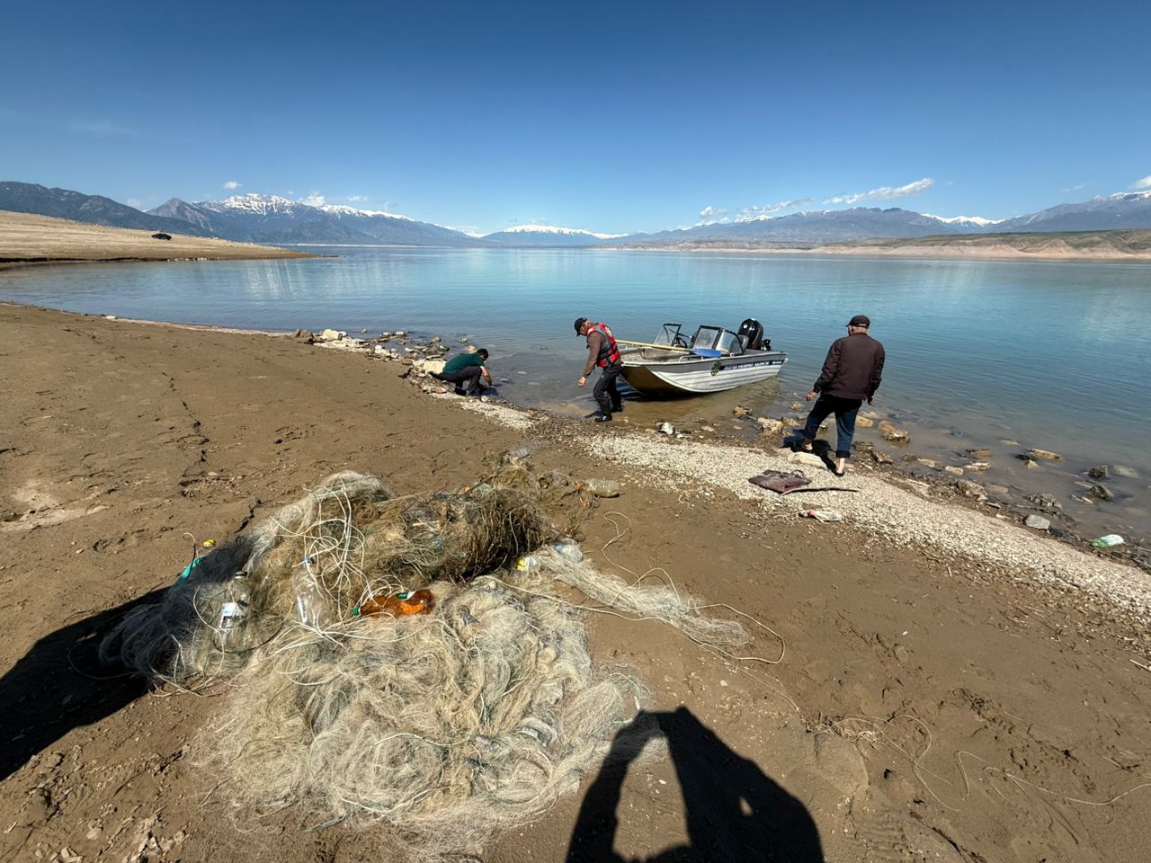 Тысячи метров сетей и сотни килограммов мусора извлекли из водоемов КР в мае