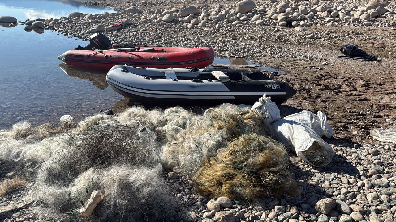 Тысячи метров сетей и сотни килограммов мусора извлекли из водоемов КР в мае